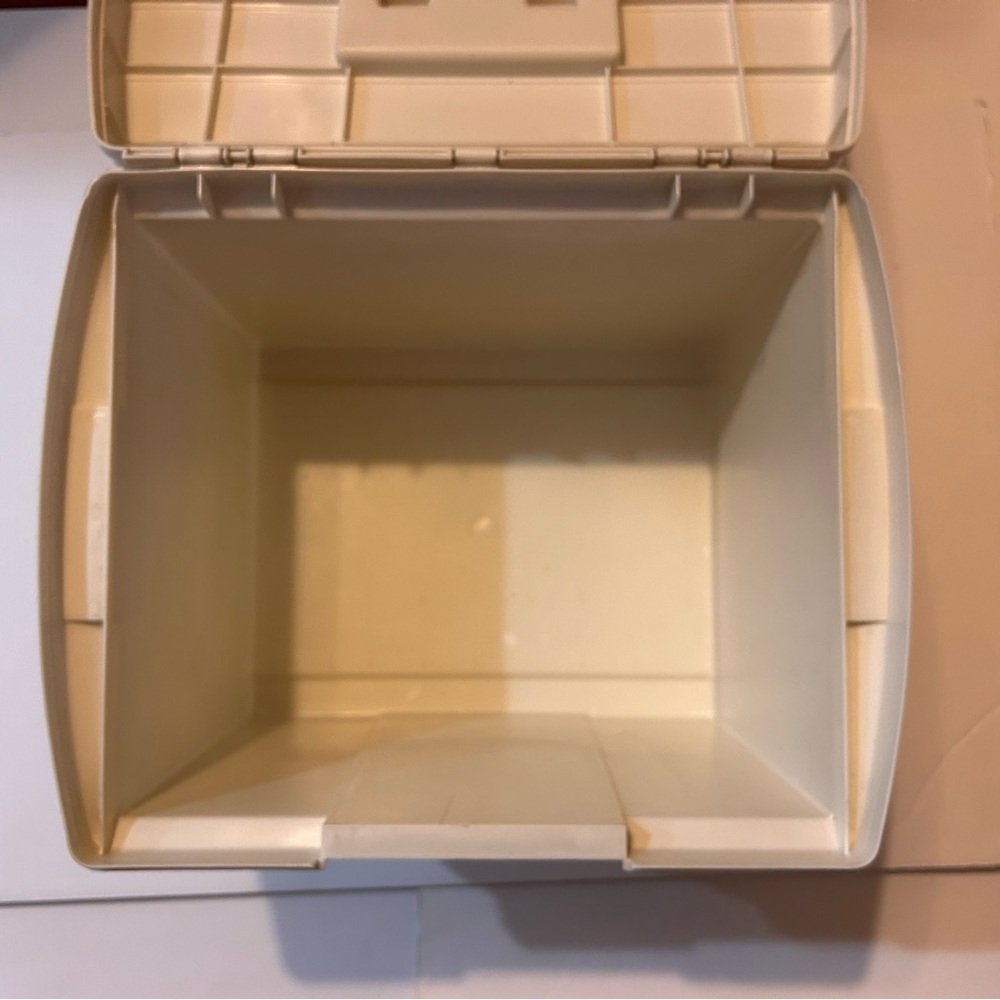 Portable Plastic Storage Box With Handle - Picture 3 of 12